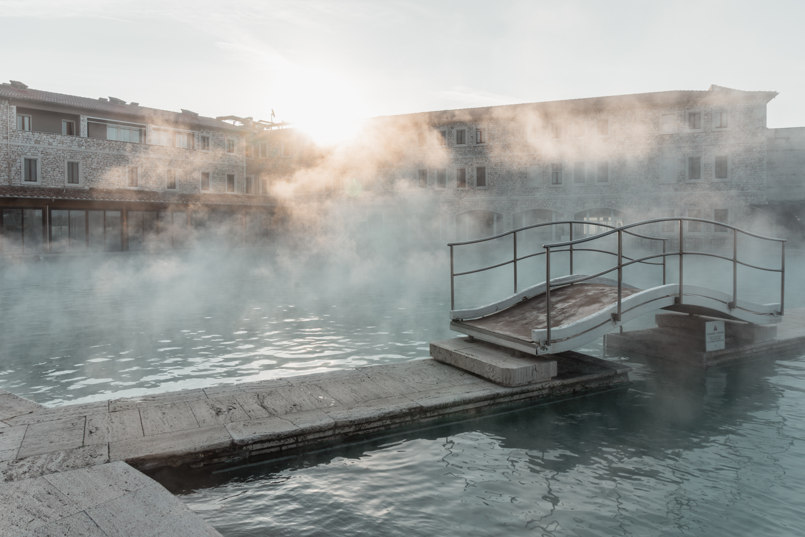39-living.elements_italien_terme_di_saturnia_thermalbecken_sonnenaufgang